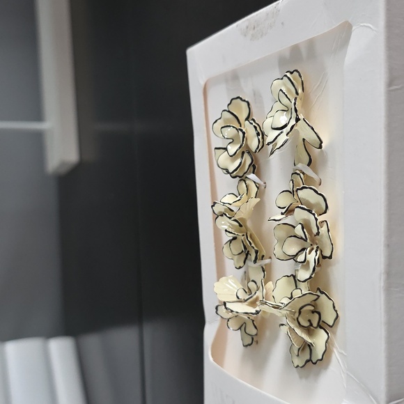 ZARA Contrast Flower Earrings - Picture 9 of 14